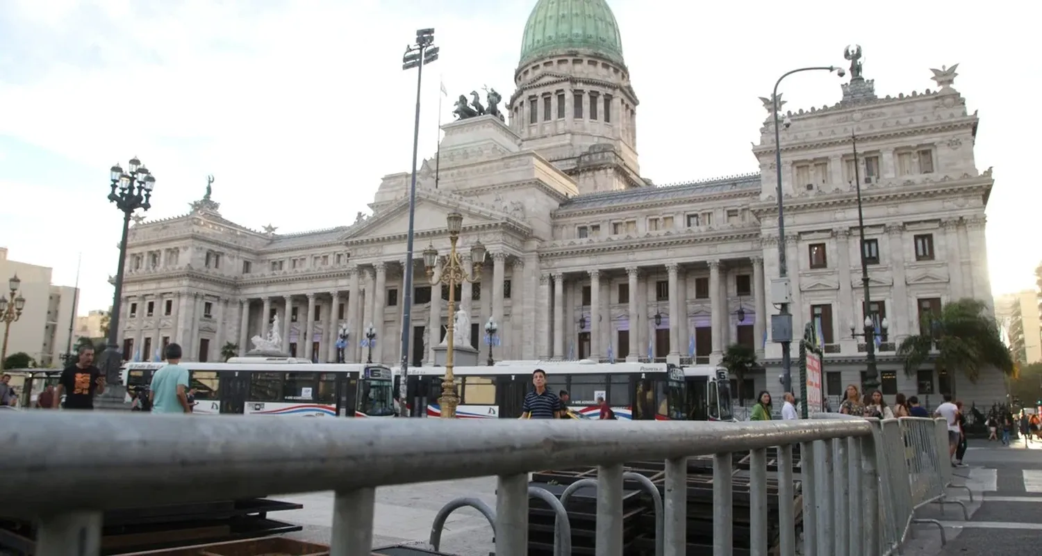 Se observan vallas en las inmediaciones del Congreso donde hoy el presidente Javier Milei dará un discurso ante la Asamblea Legislativa. Es que se espera que se movilicen distintas organizaciones a favor y en contra de Milei. Foto NA: Daniel Vides