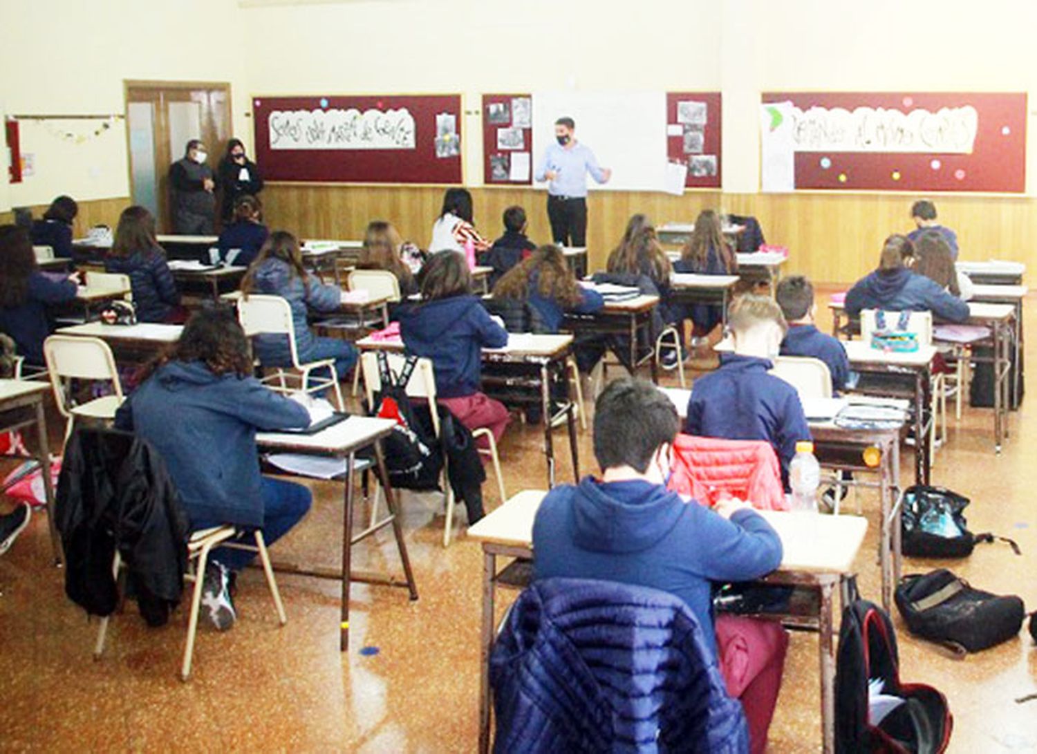 Varios colegios privados ya dan clases con cursos completos