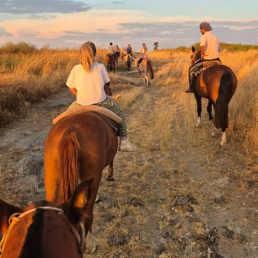 El latido ancestral de las sierras y la experiencia de cabalgar bajo la luz de la luna