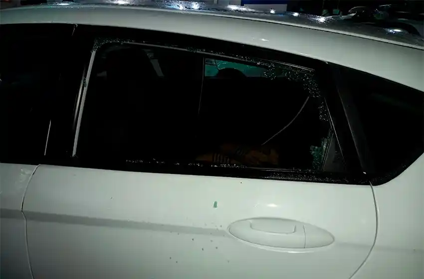 Detienen a un menor que había roto el vidrio de un auto estacionado