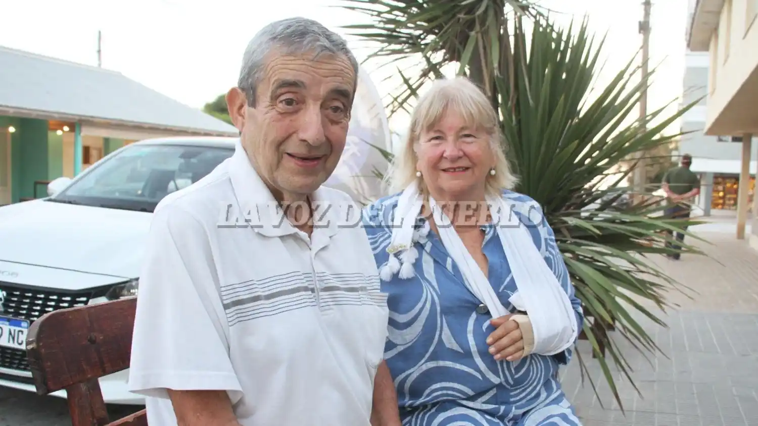Juan Aníbal Abad y Norma Martínez, en el centro de Claromecó