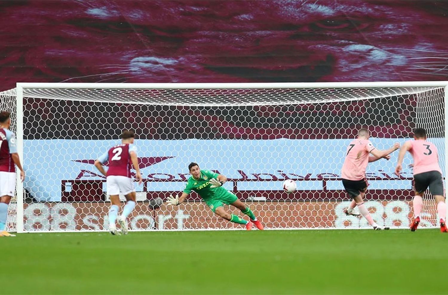 Emiliano Martínez y un debut de lujo en el Aston Villa