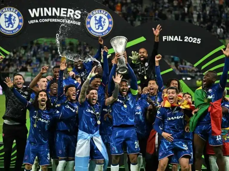 Enzo con la bandera argentina recibiendo el trofeo de la Confrence Europa League..Foto:AP