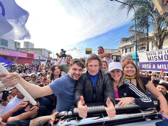 "Estamos a poco de ganar en primera vuelta", confió Milei, en caravana por Lomas de Zamora y Moreno