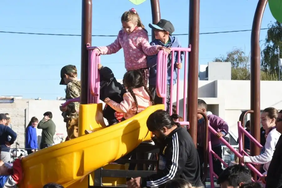Chicos y grandes disfuraron de la hermosa tarde otoñal en el barrio