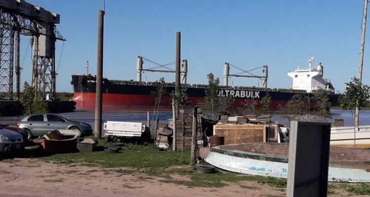 Llegó barco de Brasil que cumplió cuarentena y tripulantes no bajarán en el puerto