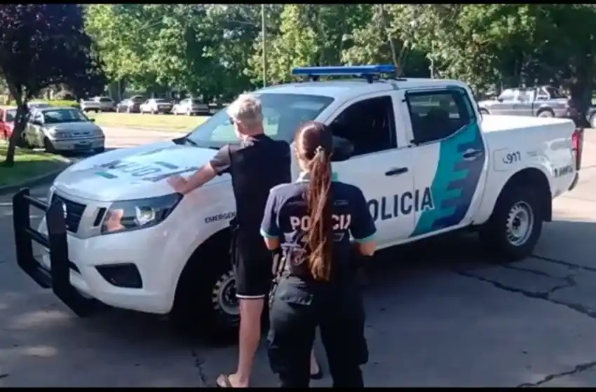 Dos vecinos a las piñas en barrio San Carlos