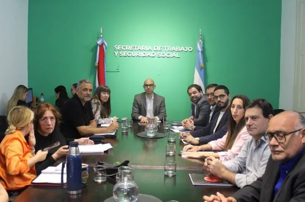 La Secretaría de Trabajo se reúne con los estatales en paritaria este miércoles