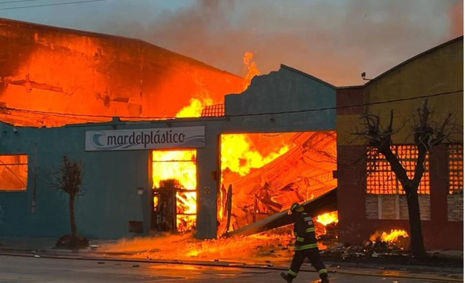 El fuego fue controlado pero continúa el operativo.