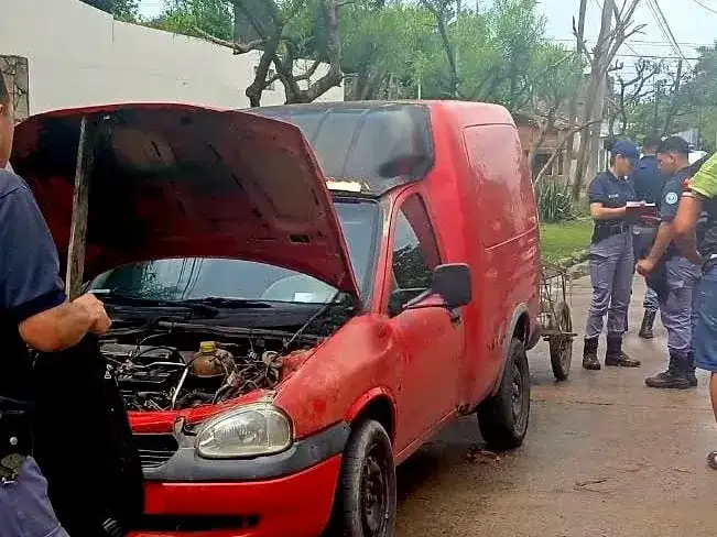 Efectivos de la Policía de Formosa intervienen en la vía pública tras atrapar a un hombre in fraganti mientras robaba cables y componentes del motor de una camioneta roja, la cual permanecía estacionada con el capó abierto durante el procedimiento.