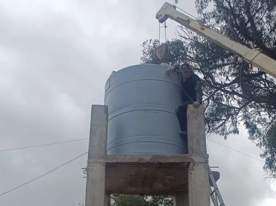 Tanque. Sobre la avenida 10, en el ingreso de Villa del Deportista
