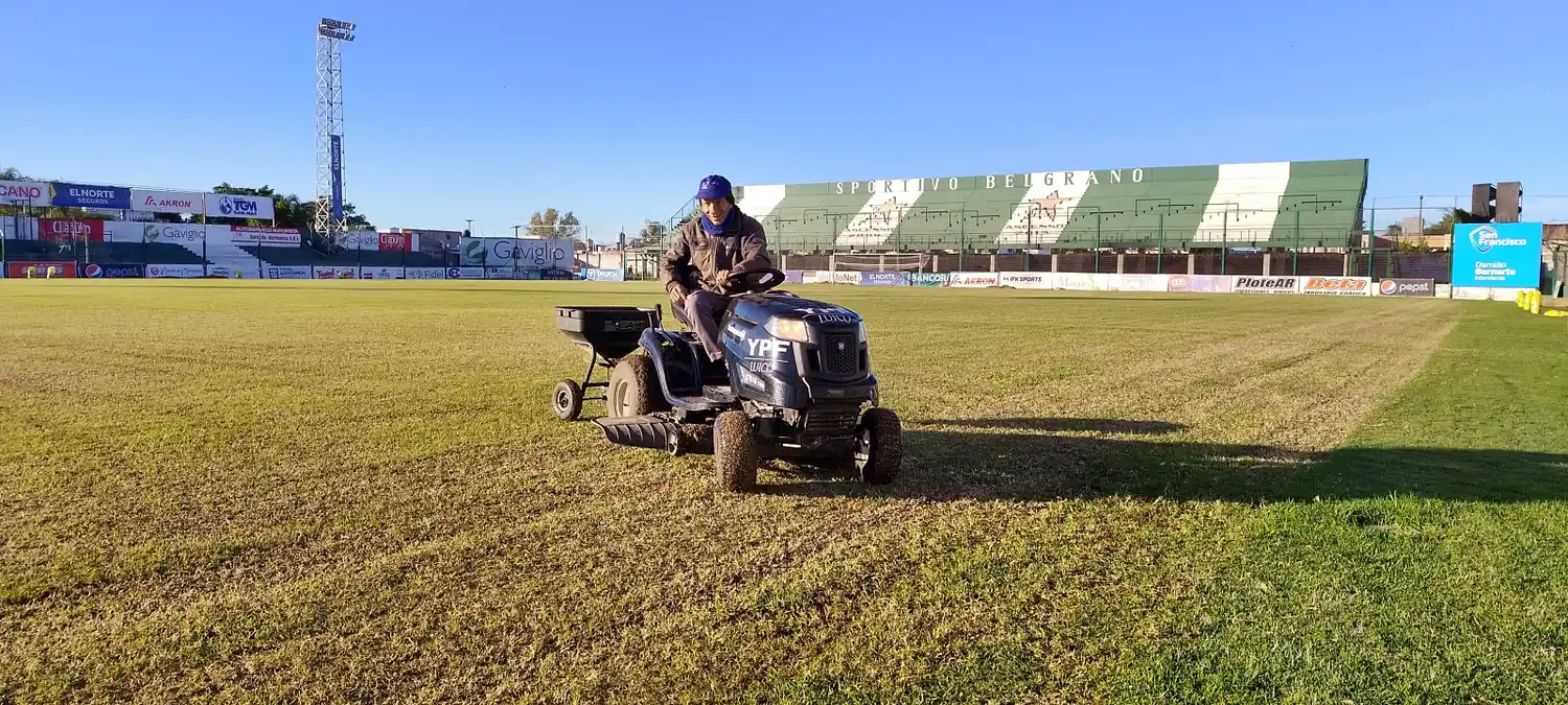 Sportivo pone en condiciones el césped del "Francia".