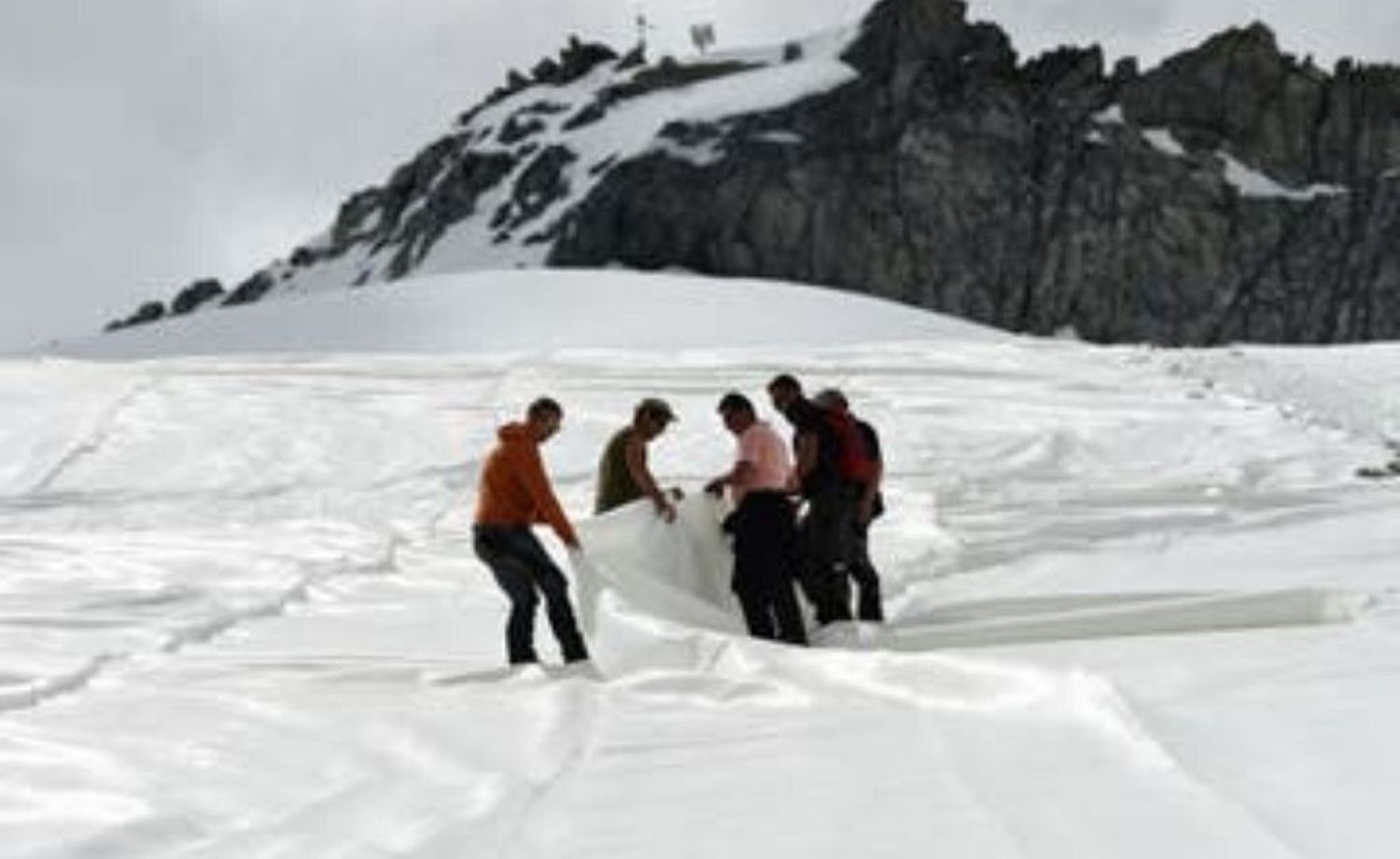 Italia: cubren un glaciar con tela para protegerlo del calor