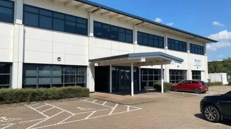 Un bebé de 1 año murió luego de que se le cayera un muro de hormigón encima.