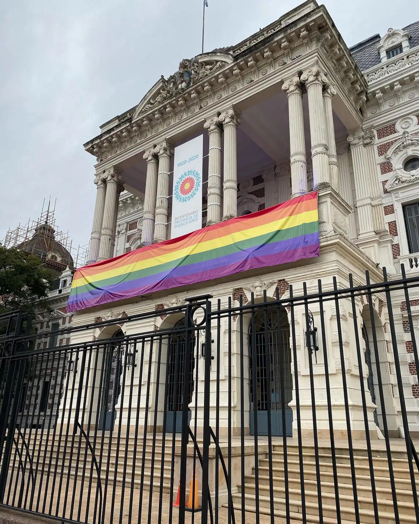 Semana del Orgullo: Bandera e iluminación nocturna en la sede de la Gobernación bonaerense
