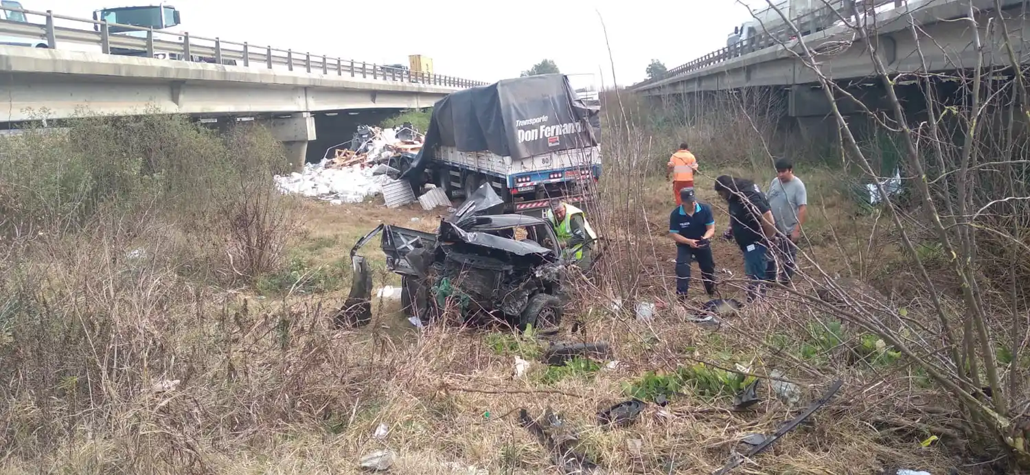 Camión y auto cayeron del puente del arroyo El Tala en ruta 9: Bomberos rescató a un conductor
