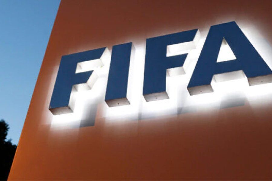 La FIFA sancionó a tres jugadores argentinos por falsificar documentos.