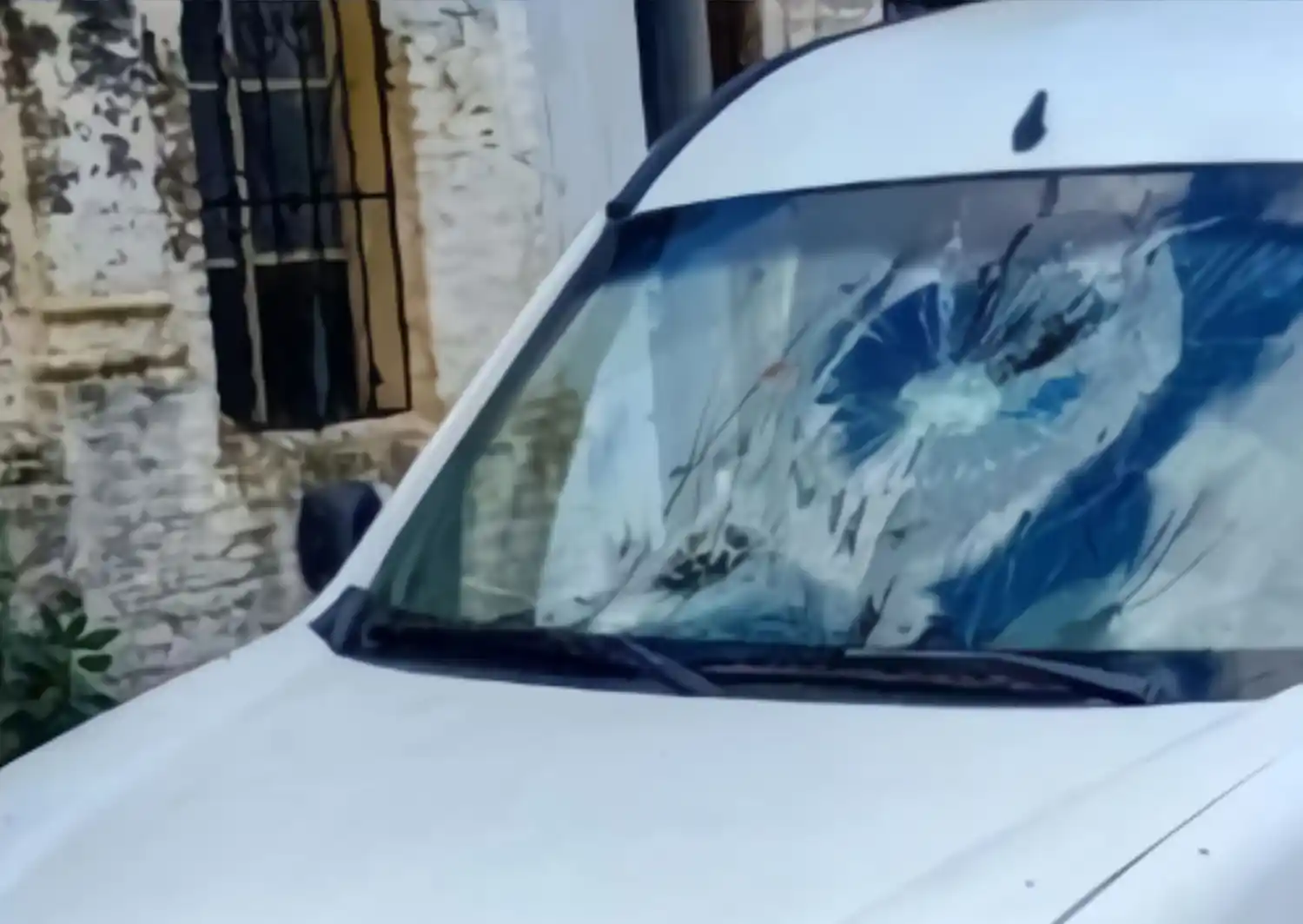 La camioneta dañada por el vecino.