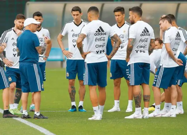 Encabezados por Messi, los jugadores se reunieron con Tapia y Sampaoli