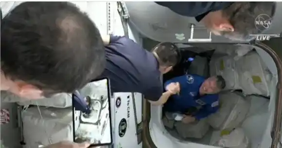 Los astronautas de la misión SpaceX Dragon llegaron a la Estación Espacial Internacional