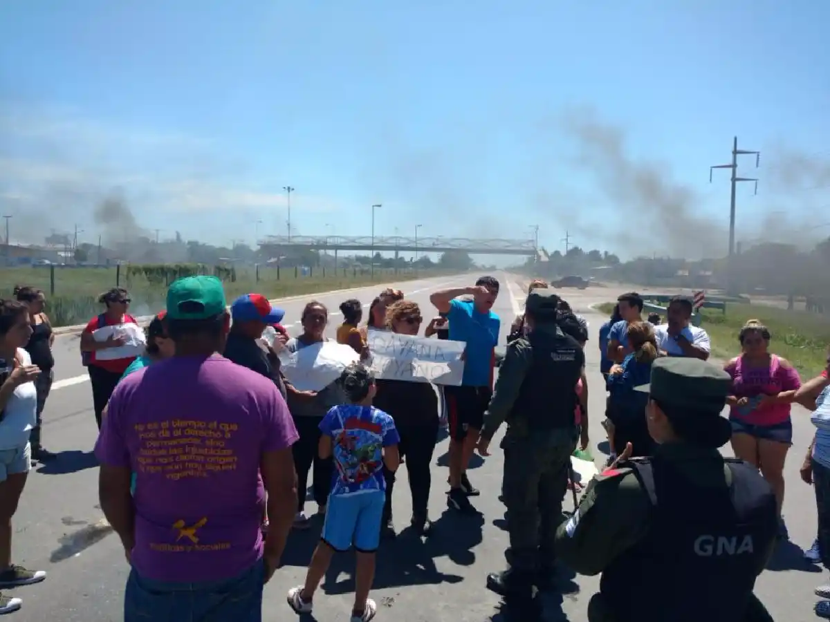 Bajó del colectivo y apareció muerta en un descampado en Córdoba