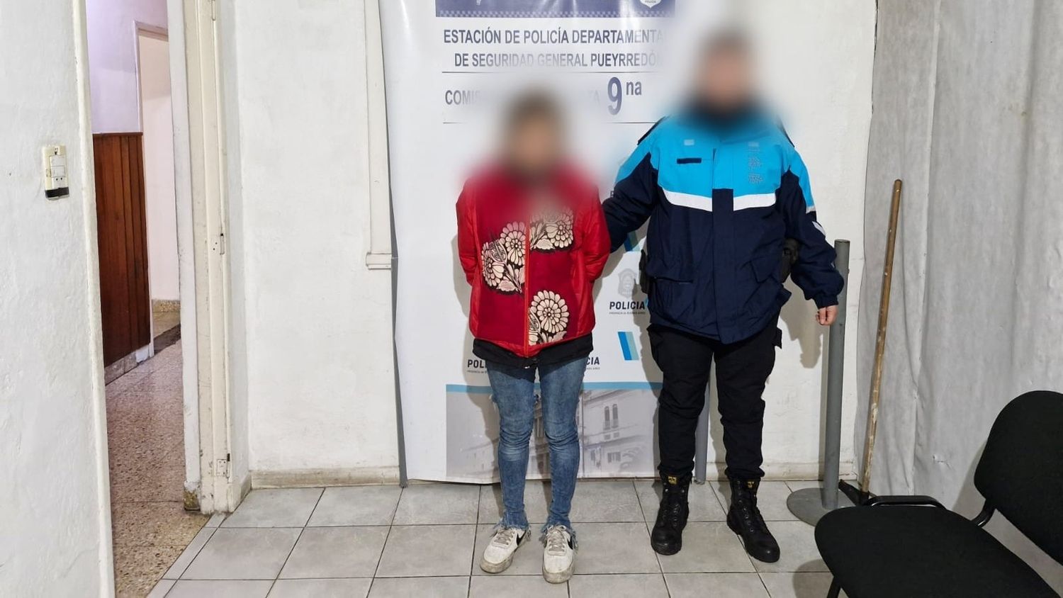 La mujer devolvió todo y fue detenida por la policía tras interceptarla a pocos metros del local.