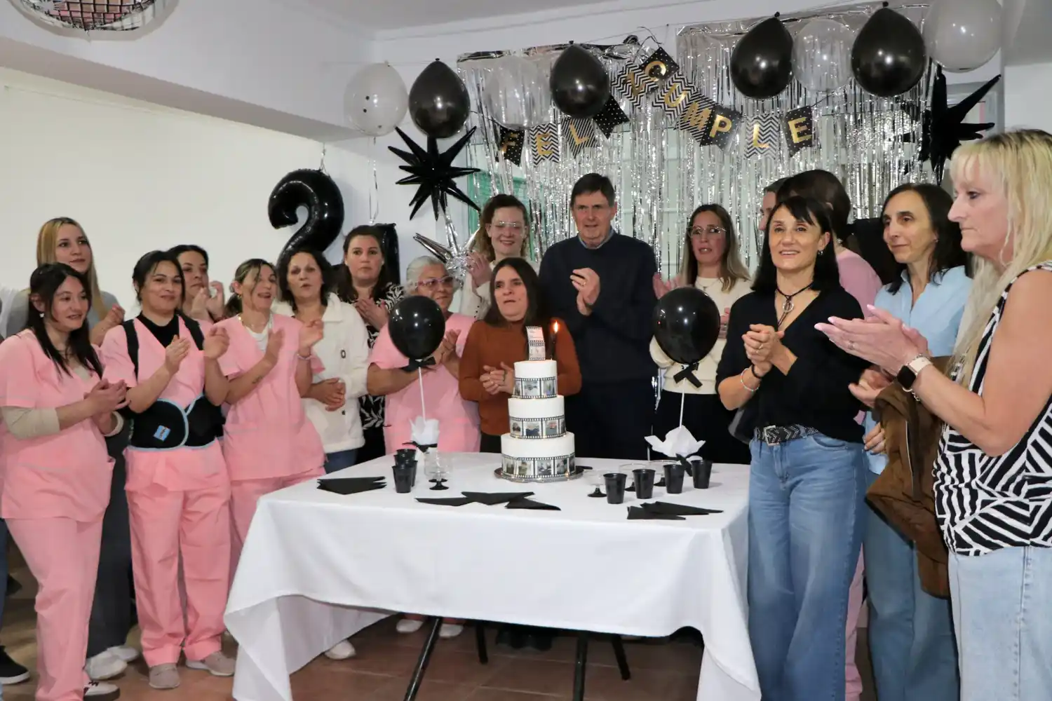 El intendente Miguel Gargaglione junto al equipo del geriátrico municipal, celebrando el nuevo aniversario