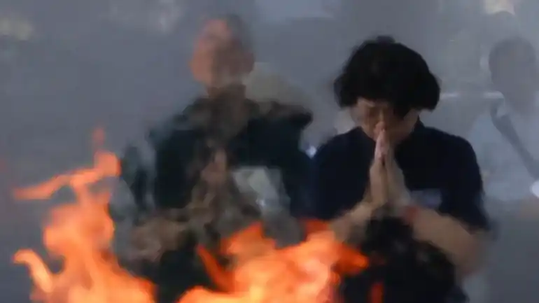 La gente reza frente al cenotafio en memoria de las víctimas del bombardeo atómico de 1945, en el Parque Conmemorativo de la Paz en Hiroshima, oeste de Japón, el 6 de agosto de 2025. (Kim Kyung-Hoon/Reuters)