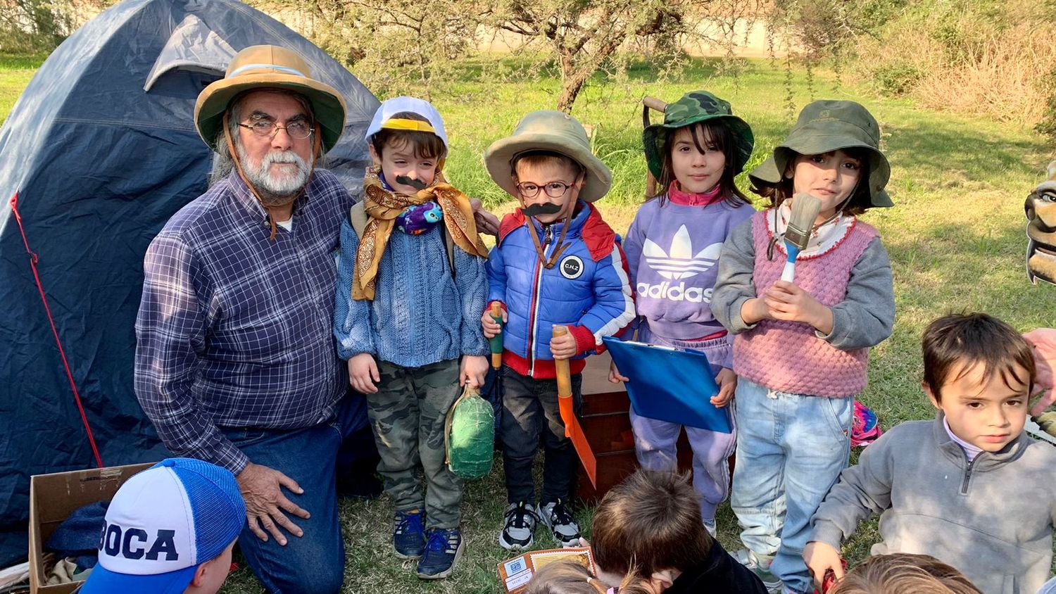 Los niños juegan a ser paleontólogos y adquieren conocimientos sobre nuestra fauna primitiva