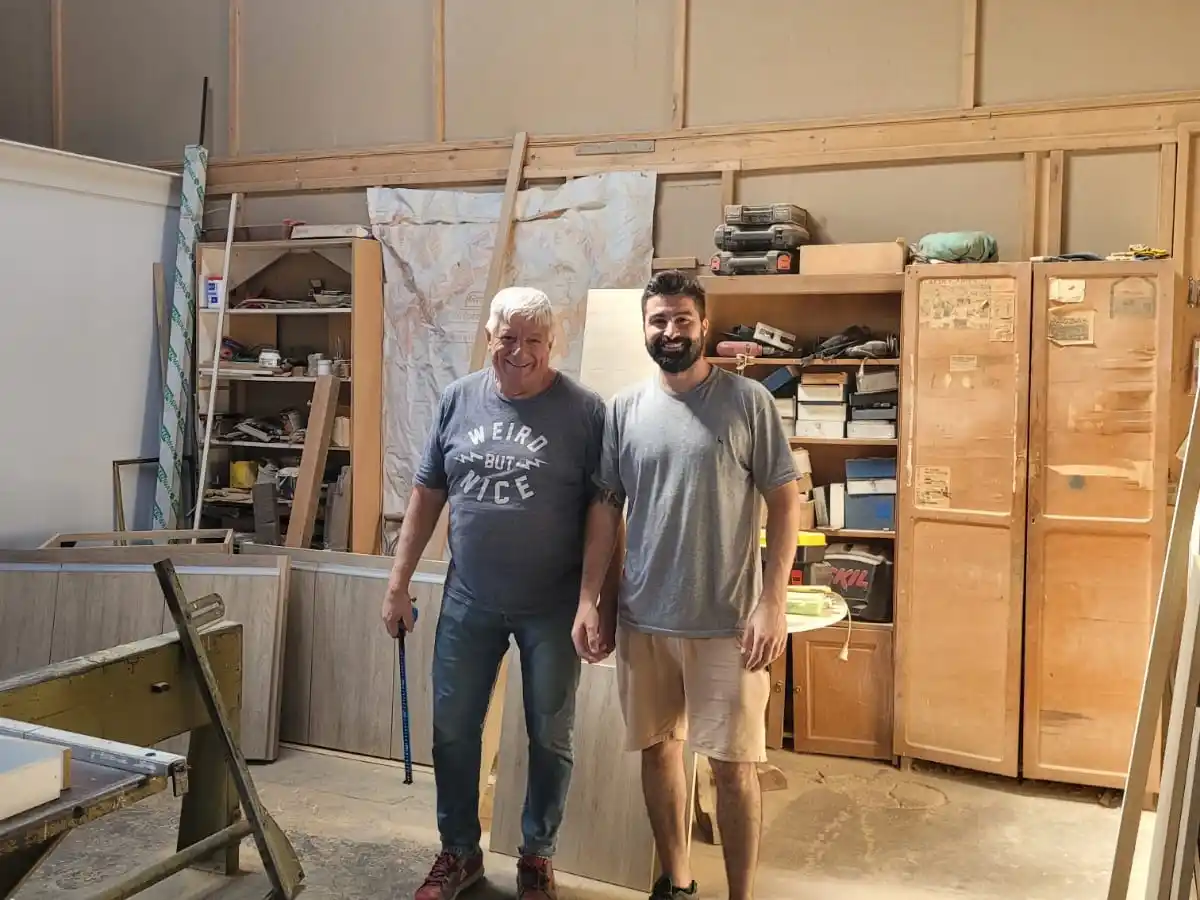 Mario Oliver y su sobrino Franco Pedone. Desde hace 25 años su carpintería está en Rivadavia 1199