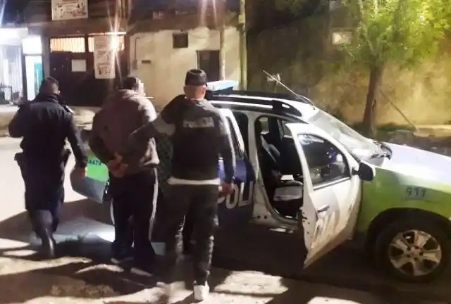 Uno de los presos fugados en Llavallol robó en una estación de servicio y una casa apenas escapó de la comisaría