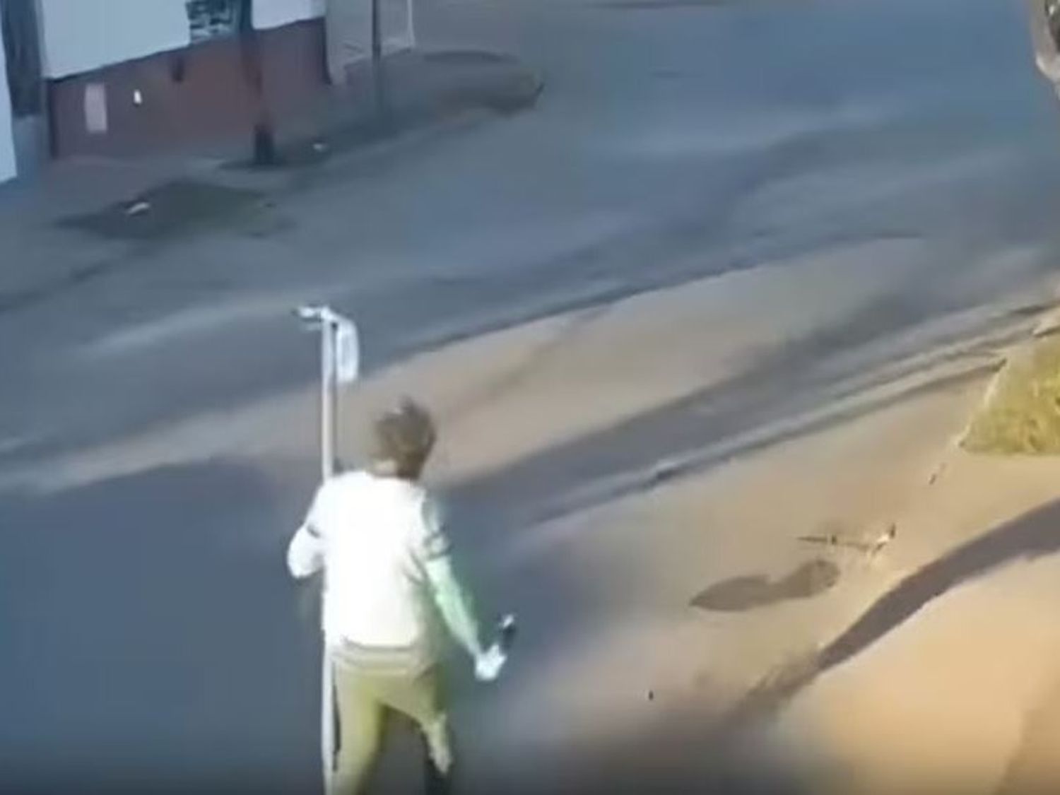 Un paciente salió del hospital con el portasuero para ir a comprar una botella de fernet