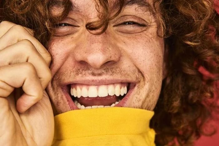 Las personas emocionalmente seguras son empáticas en sus vínculos sociales y ofrecen su apoyo a quienes lo rodean