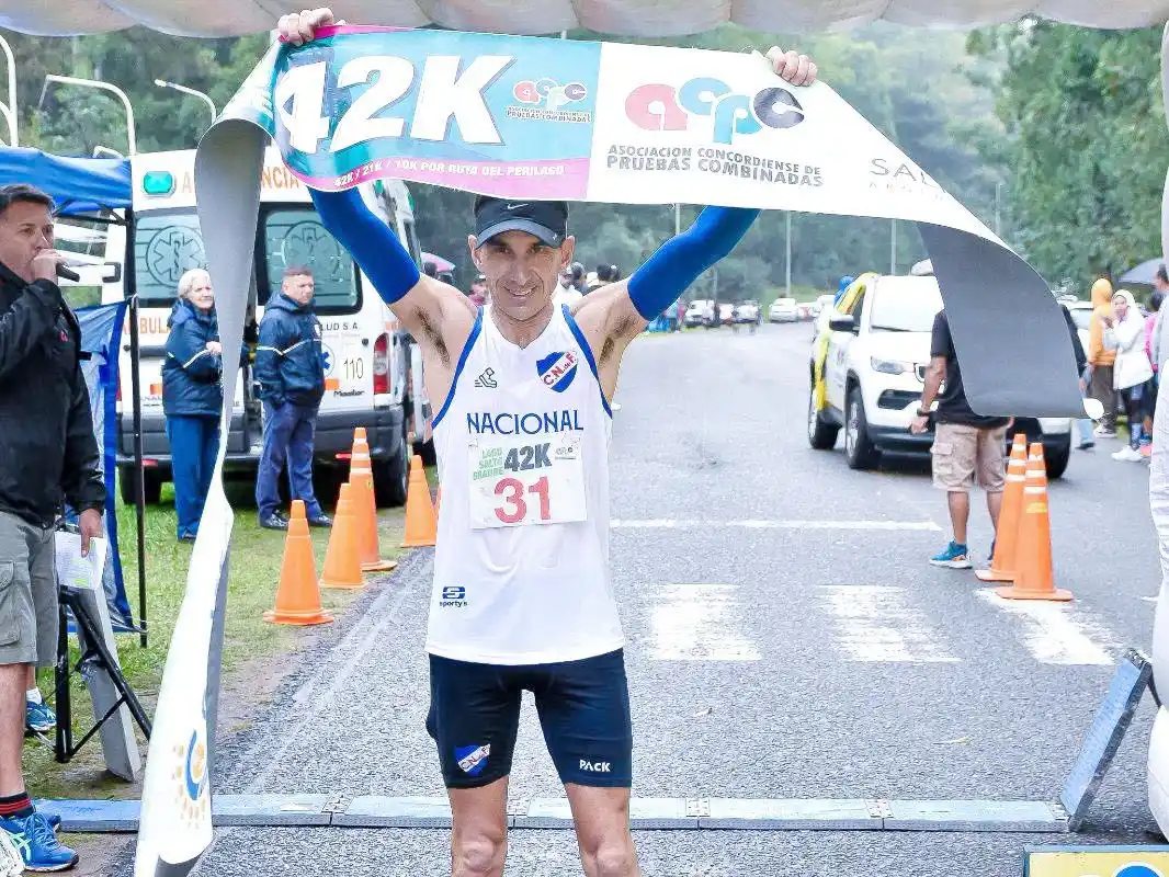 Rubén Inda y Romina Scoglia se consagraron en el Maratón del Lago de Salto Grande