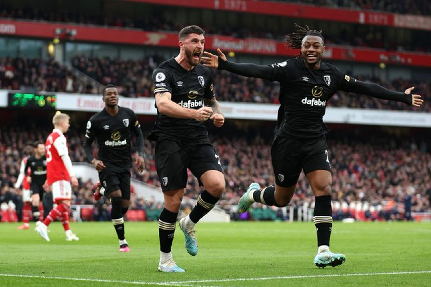 Gol de Marcos Senesi en la derrota del Bournemouth frente al Arsenal