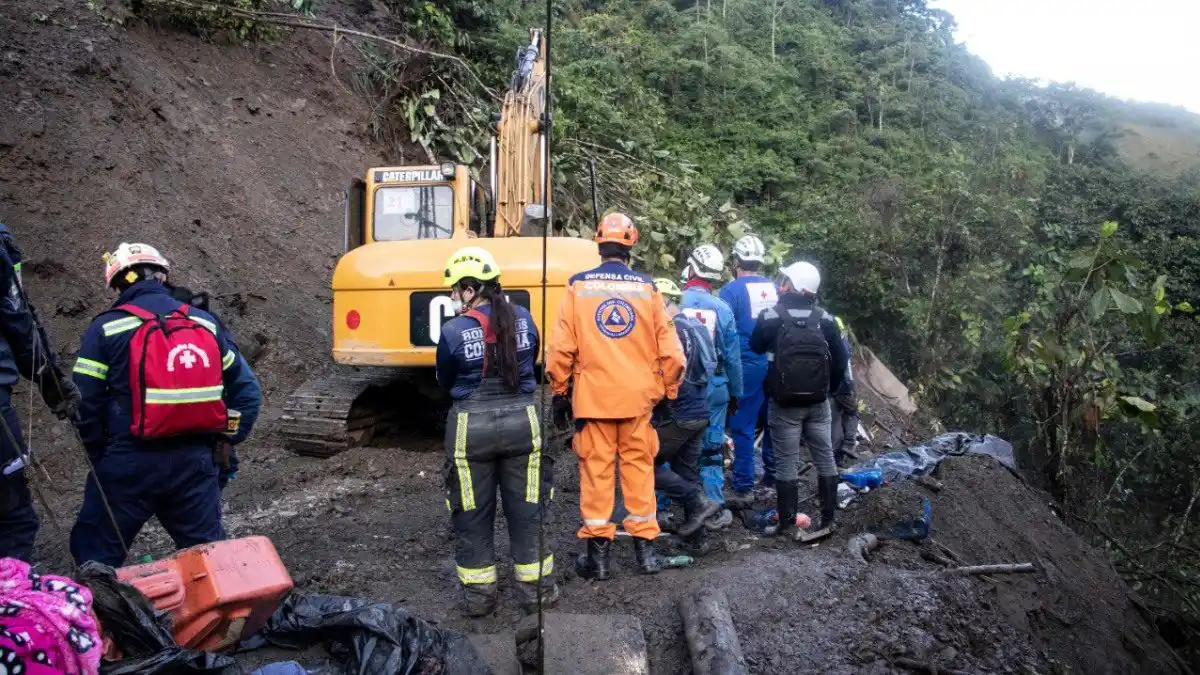 CONCLUIDAS LABORES DE RESCATE de autobús sepultado en Colombia: 34 fallecidos, entre ellos 8 menores de edad