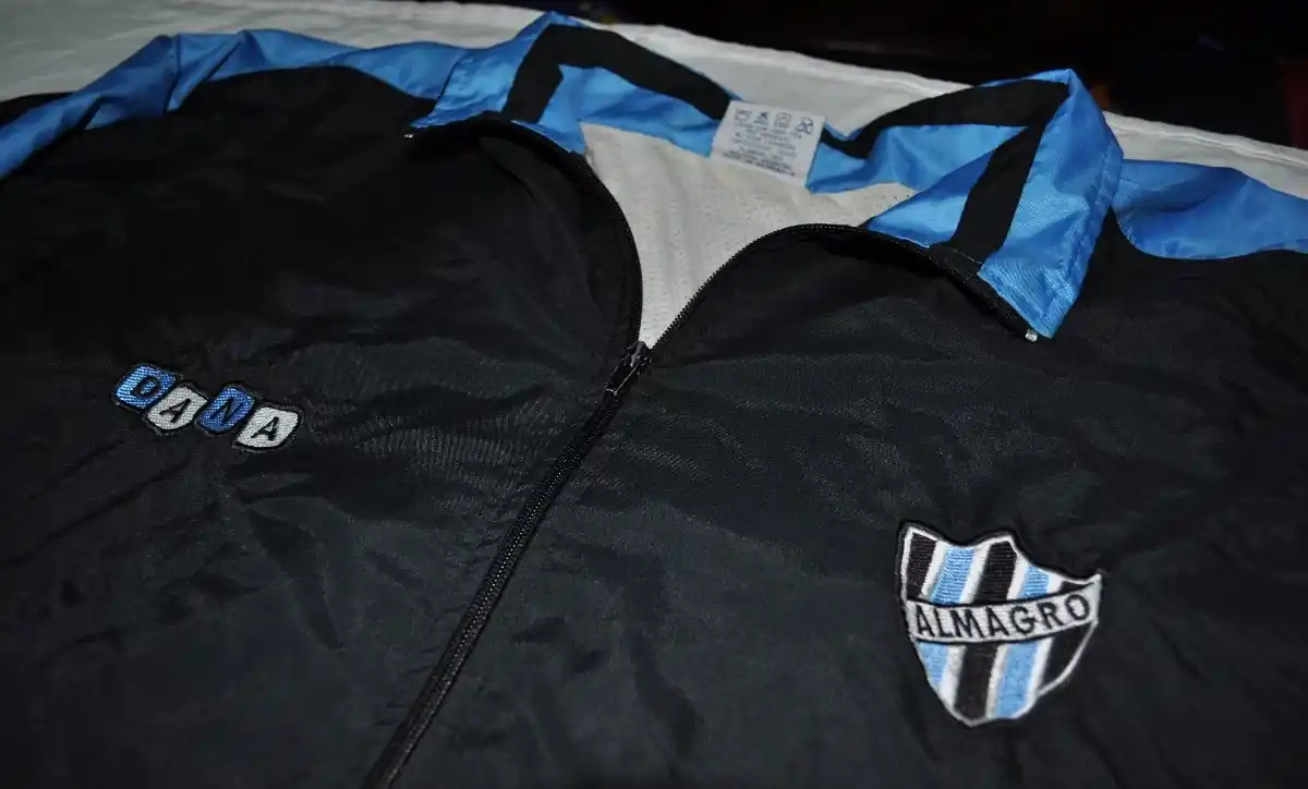 Violencia en el fútbol: Choque entre barras de Almagro dejó 3 heridos