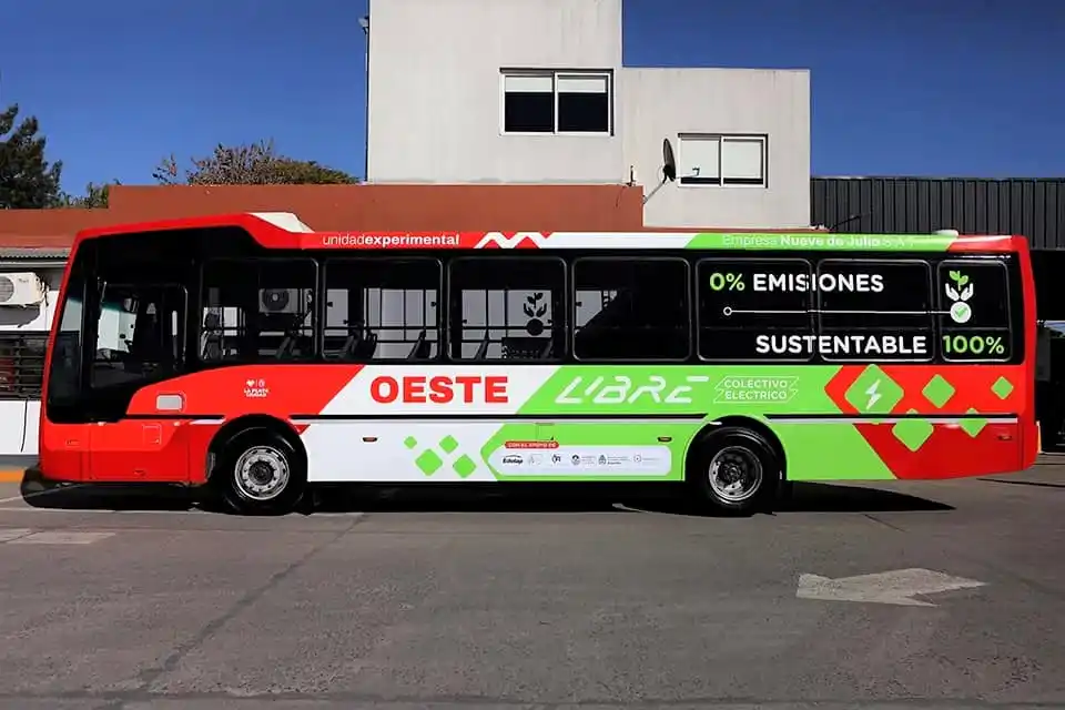 Hito histórico: comienza a circular el micro eléctrico desarrollado por la UNLP y la empresa Nueve de Julio