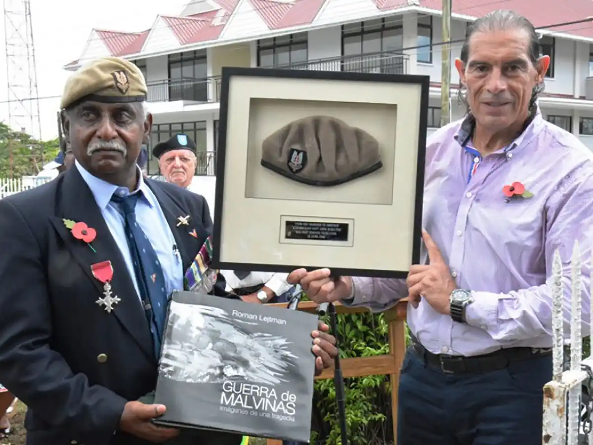 Malvinas: el argentino lo capturó y protegió del frío y al caer prisionero, el inglés lo reconfortó.