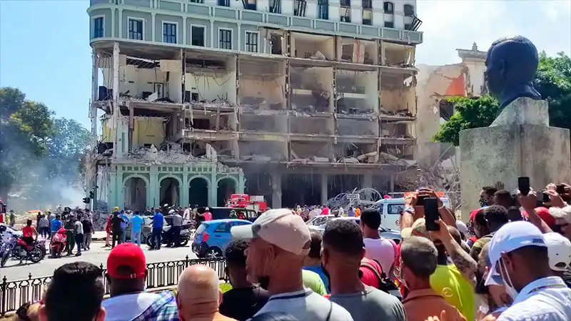 Explosión y derrumbe en un histórico hotel de La Habana: al menos 18 personas muertas