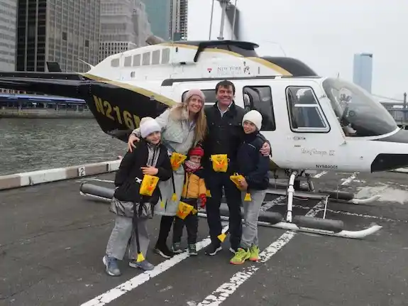 La familia, instantes antes de abordar el helicóptero.
