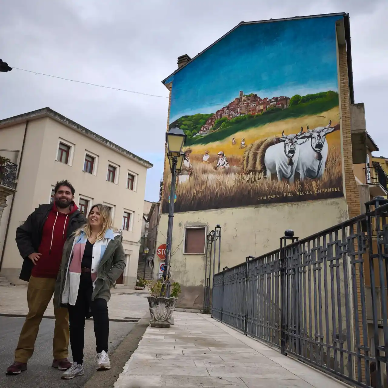 Emmanuel Alcalá y María Cieri, artistas tandilenses que brillan en un pueblo de Italia
