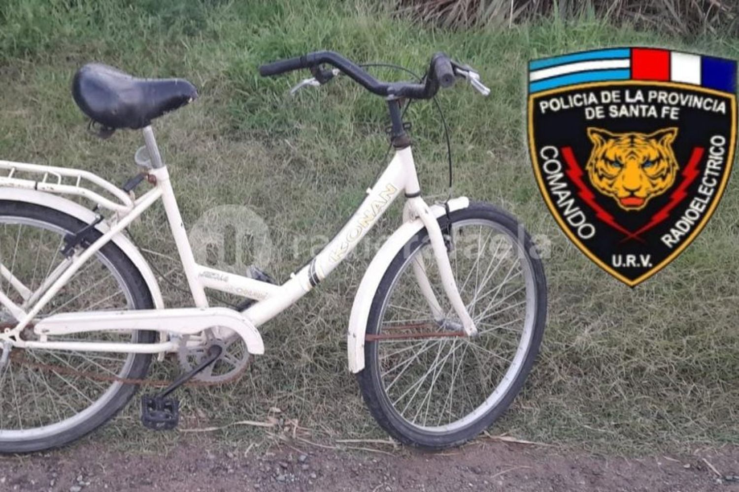 Entre los pastizales, encontraron una bicicleta que había sido robada