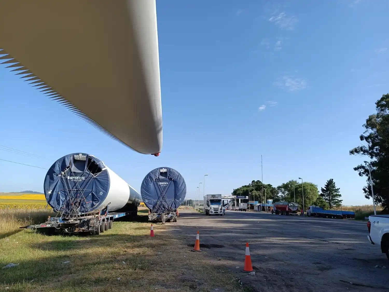 Los camiones hacen un descanso en el peaje de La Vasconia.