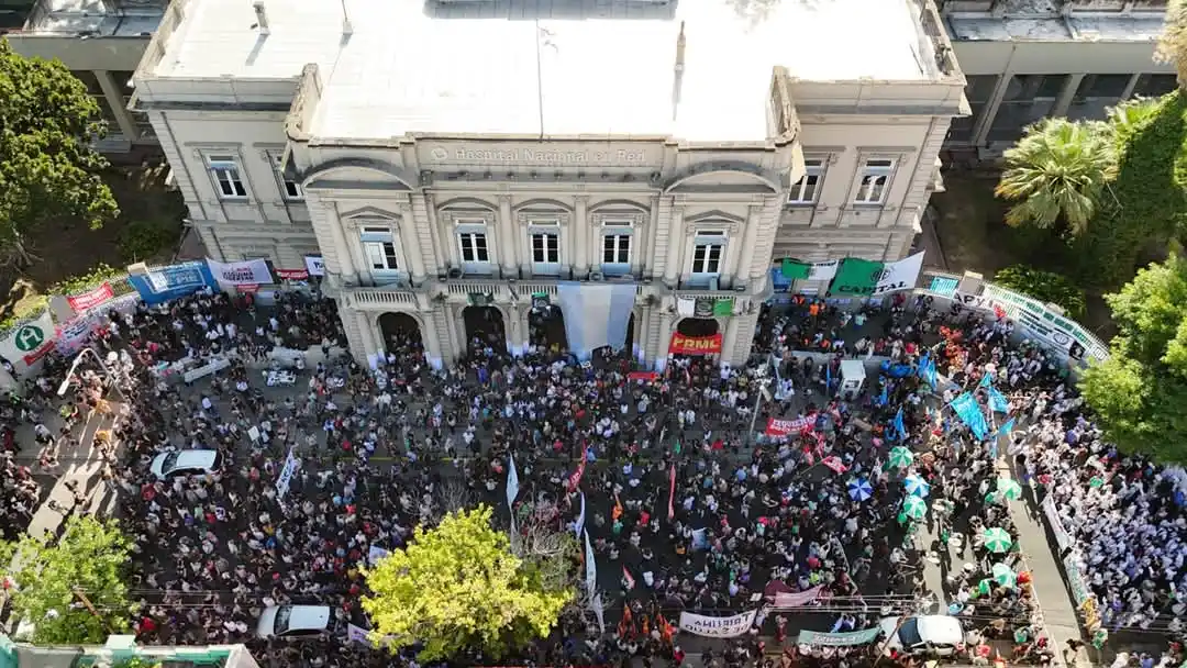 Después de los despidos, el Ministerio de Salud anunció la intervención del Hospital Bonaparte