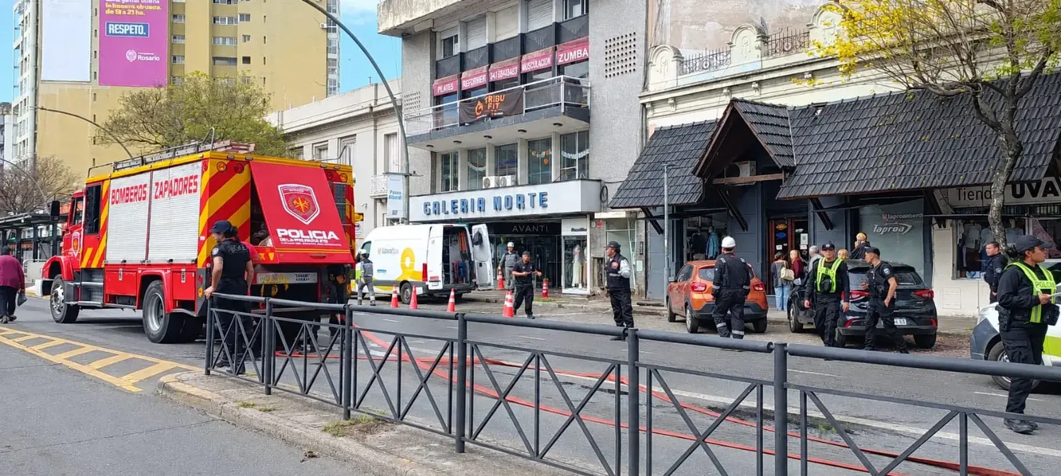 Complejo operativo en Arroyito por una conductora que chocó con su camioneta y provocó una fuga de gas
