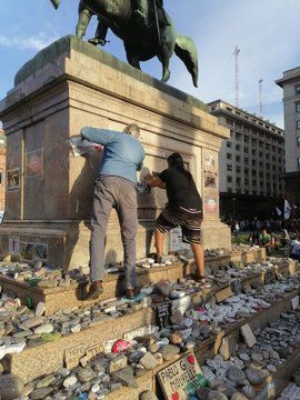 Marcha por el 17 de octubre: La oposición salió en bloque a criticar la vandalización del espacio de piedras que recuerda a los muertos por Covid