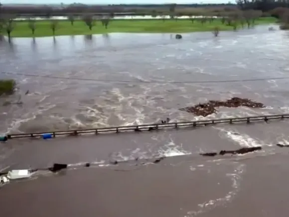 El río Carcarañá comenzó a bajar tras las inundaciones, pero sigue el alerta en la zona
