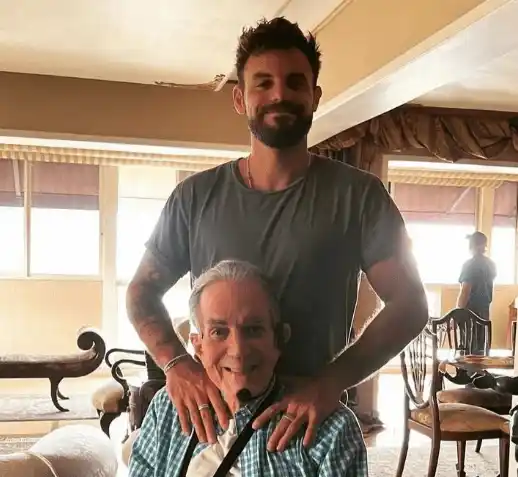 Gilberto Correa y su hijo en su reencuentro. Foto Instagram de Roger Izzedin