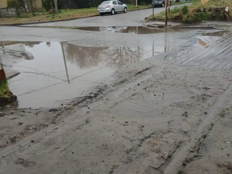 Cada vez que llueve, el agua inunda Guemes y Darragueira, esquina que se transforma en un lodazal.